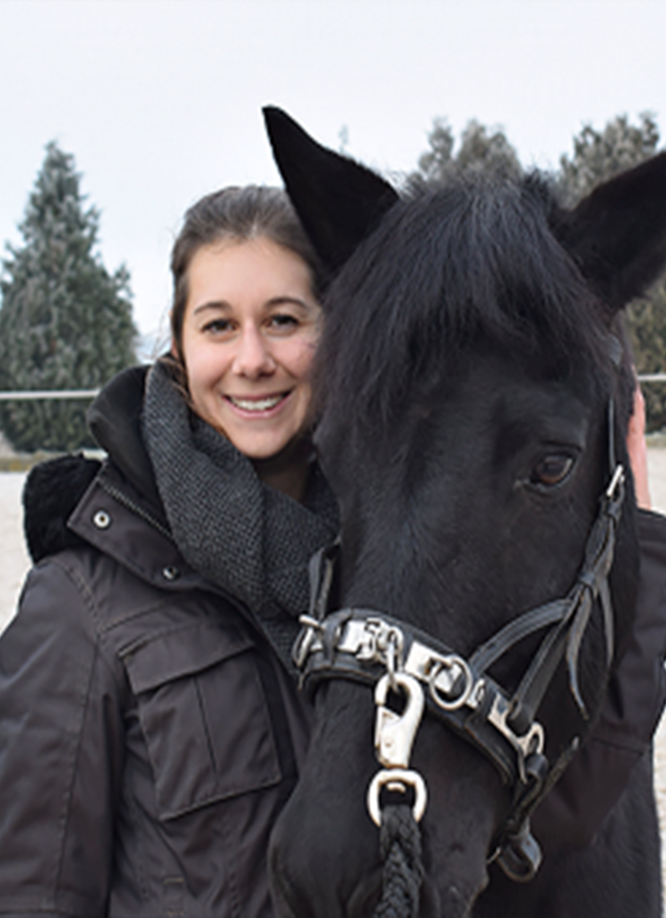 Reittherapeutin mit ihrem schwarzen Therapiepferd